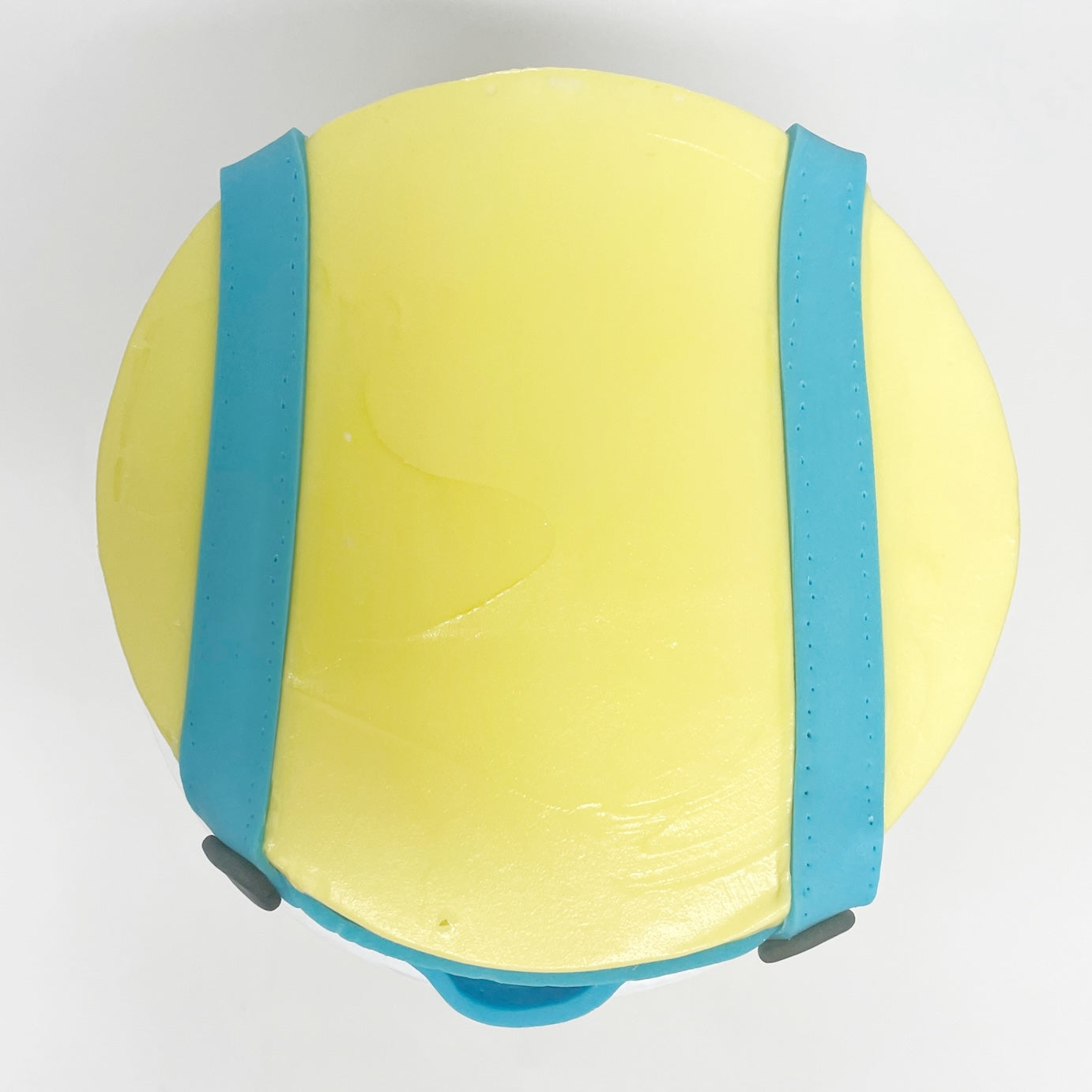 Dungaree_Minions_Tradie_cake_kit_top