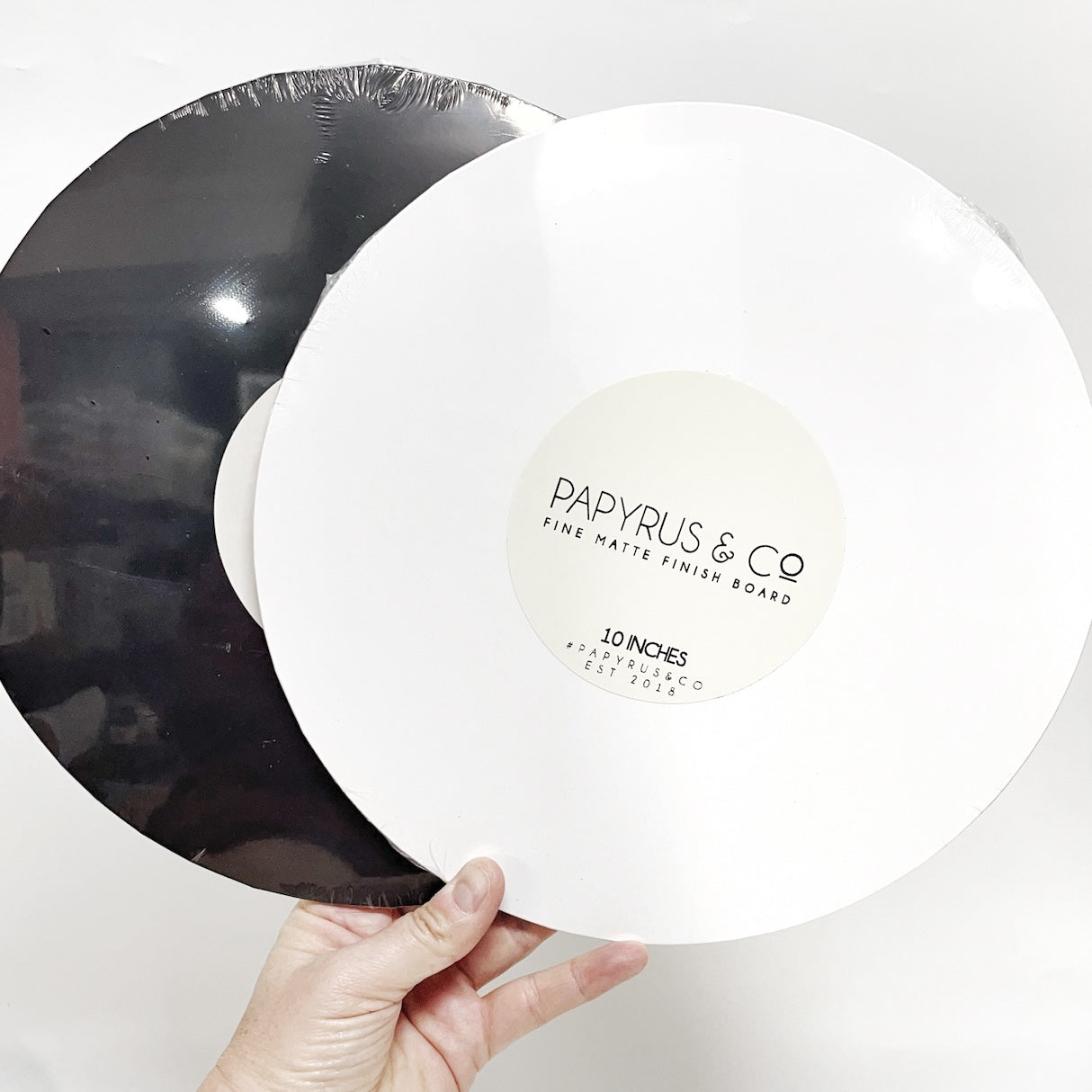 High_quality_white_and_black_cake_board