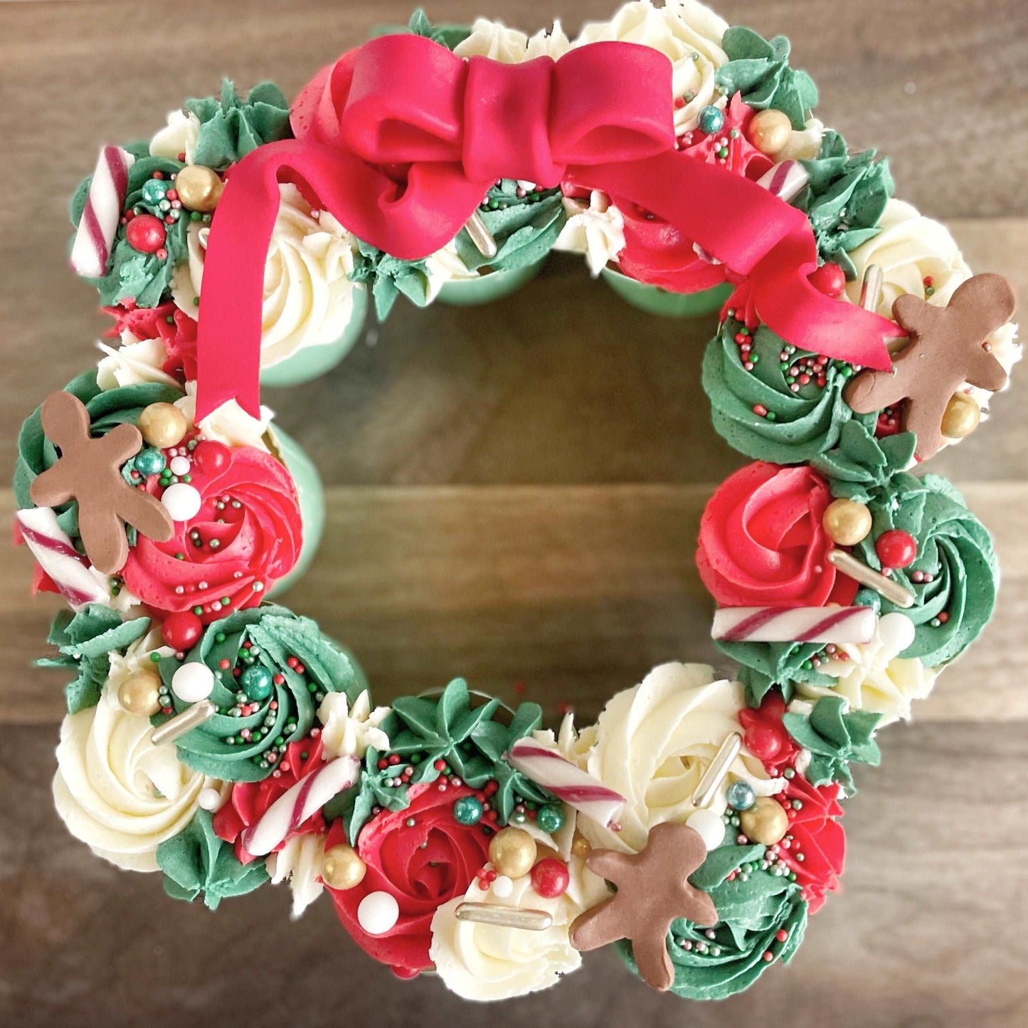 Christmas wreath cupcakes, Christmas cupcakes, Christmas baking, xmas cake decorating, DIY cupcake kit.