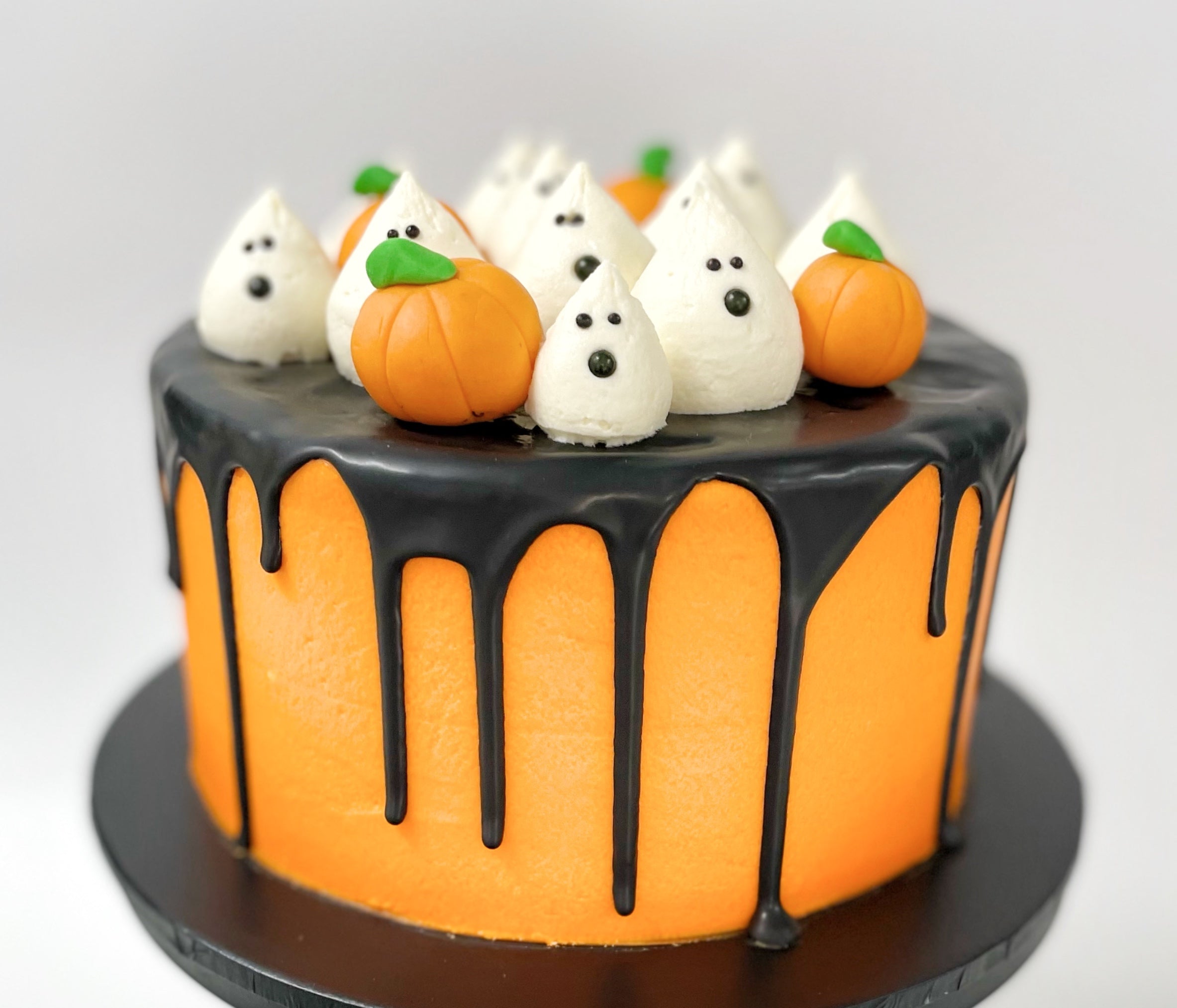 Halloween DIY Cake and Cupcake Kits, The Best Cake Kits, Halloween Cakes, Halloween Cupcakes.
