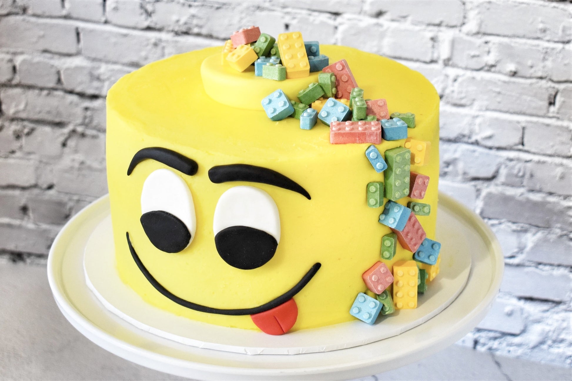 Block_Emoji_Cake_Side