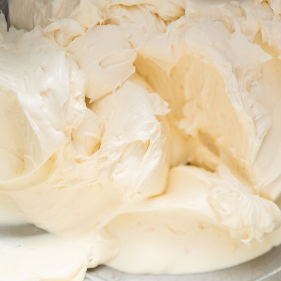 Pre-made-buttercream-icing-cake-kit-decorating