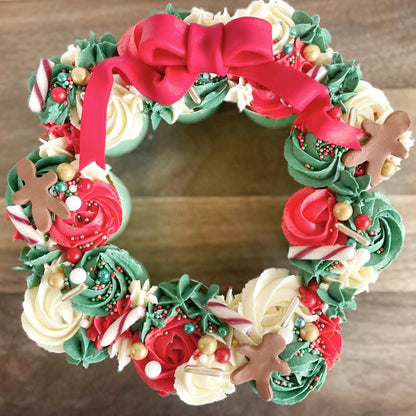 Christmas wreath cupcakes, Christmas cupcakes, Christmas baking, xmas cake decorating, DIY cupcake kit.