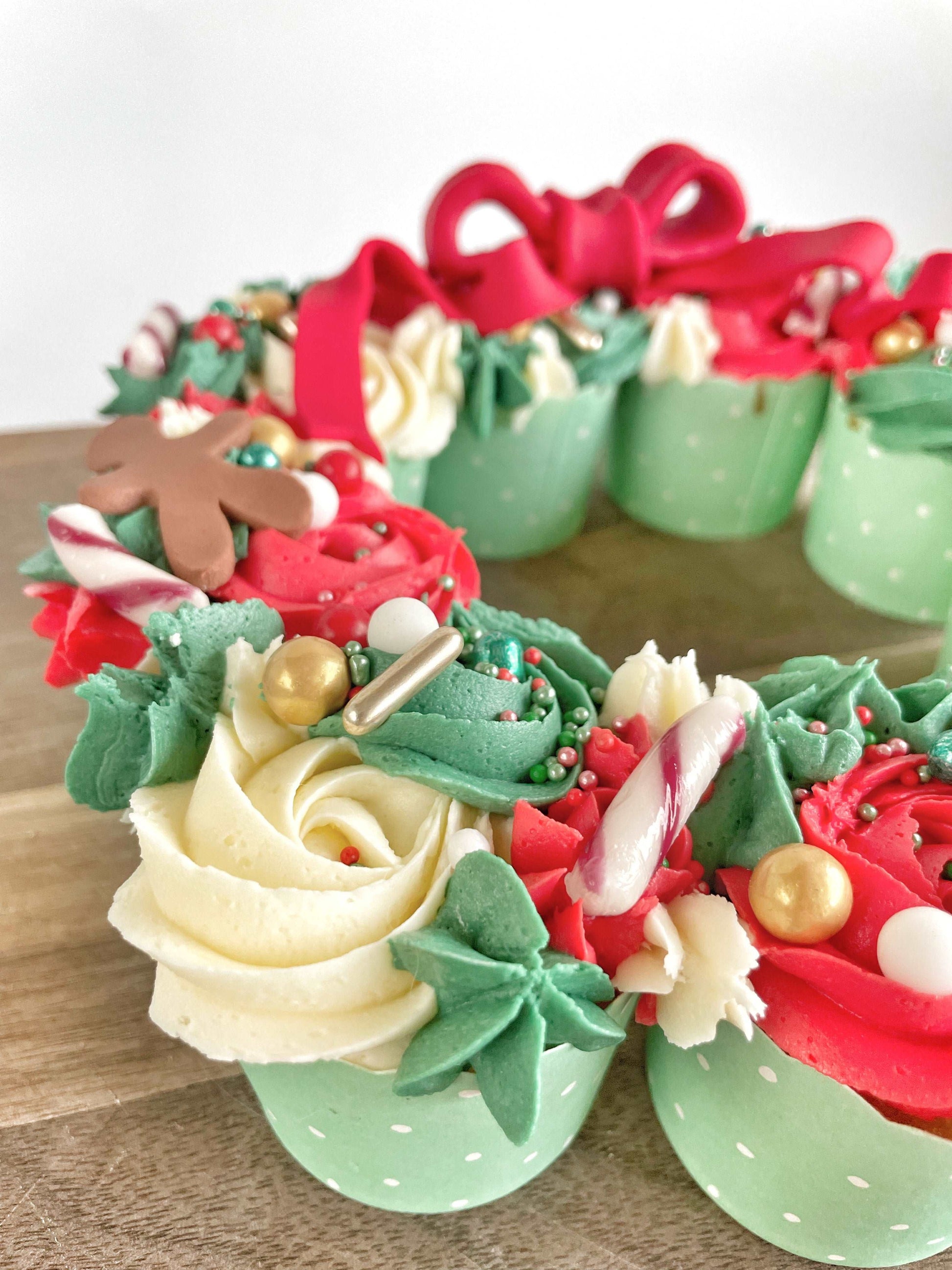 Christmas wreath cupcakes, Christmas cupcakes, Christmas baking, xmas cake decorating, DIY cupcake kit.